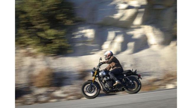 RoyalEnfield_Bear650_act_024