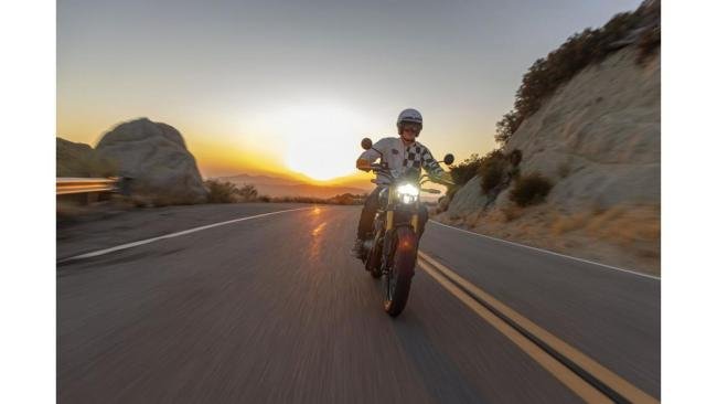 RoyalEnfield_Bear650_act_027